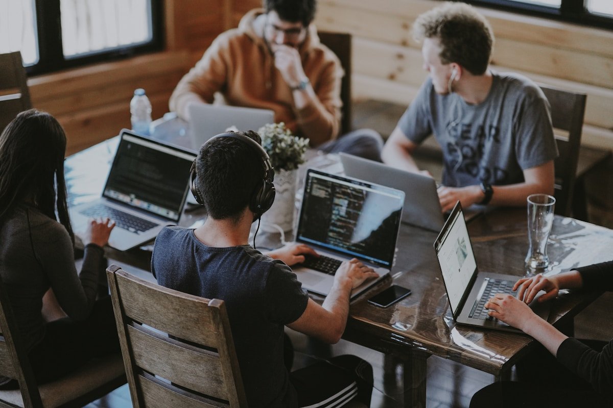 Senior software engineering lead collaborating with global product team
